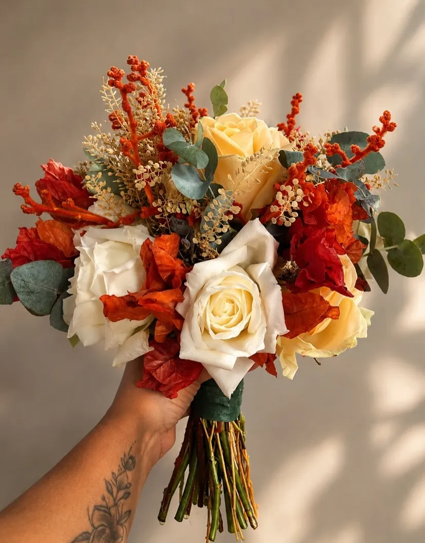 A delicadeza das flores naturais encontra a personalidade e a permanência das flores…