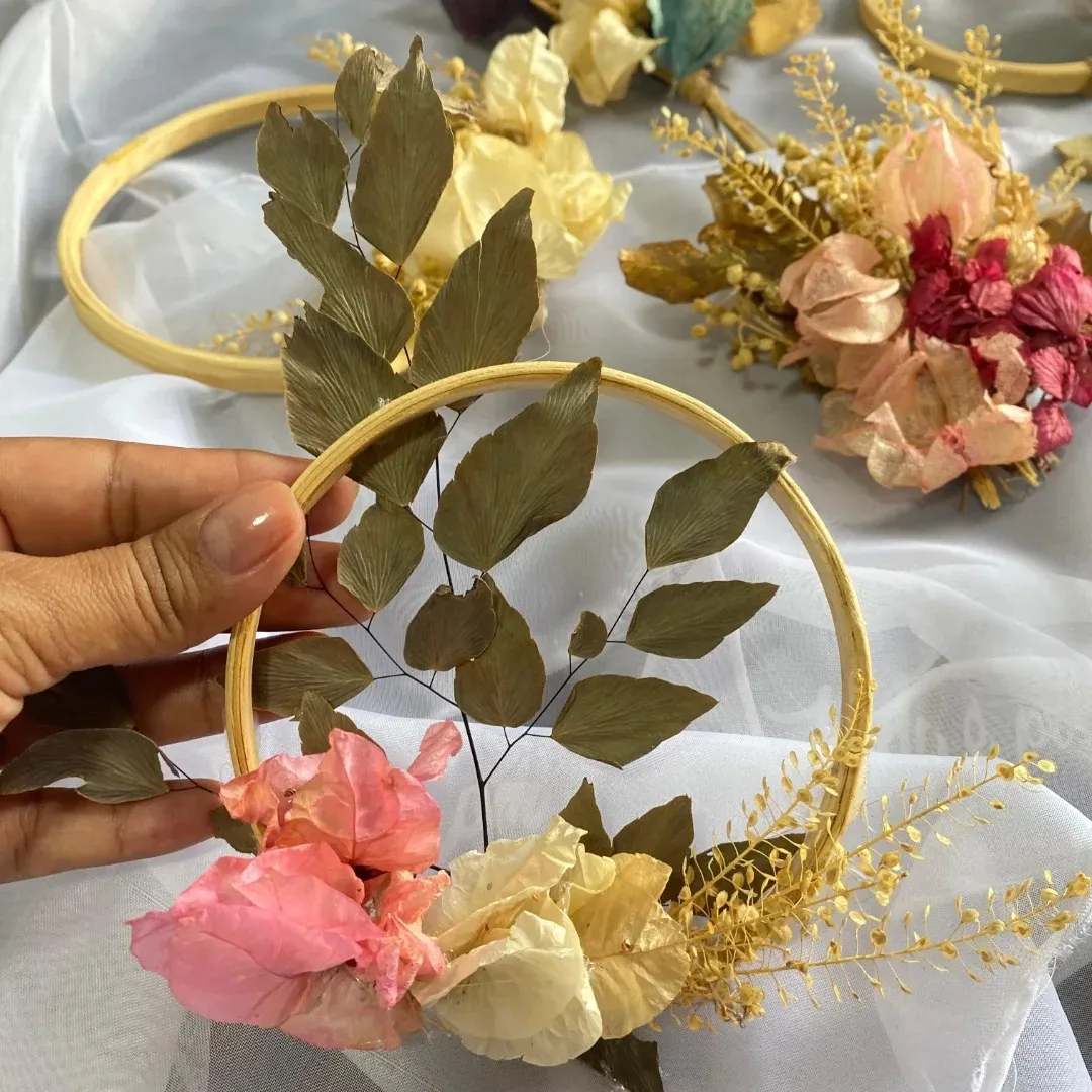Topo de bolo com guirlanda orgânica! As guirlandas com flores secas deixa qualquer bolo…