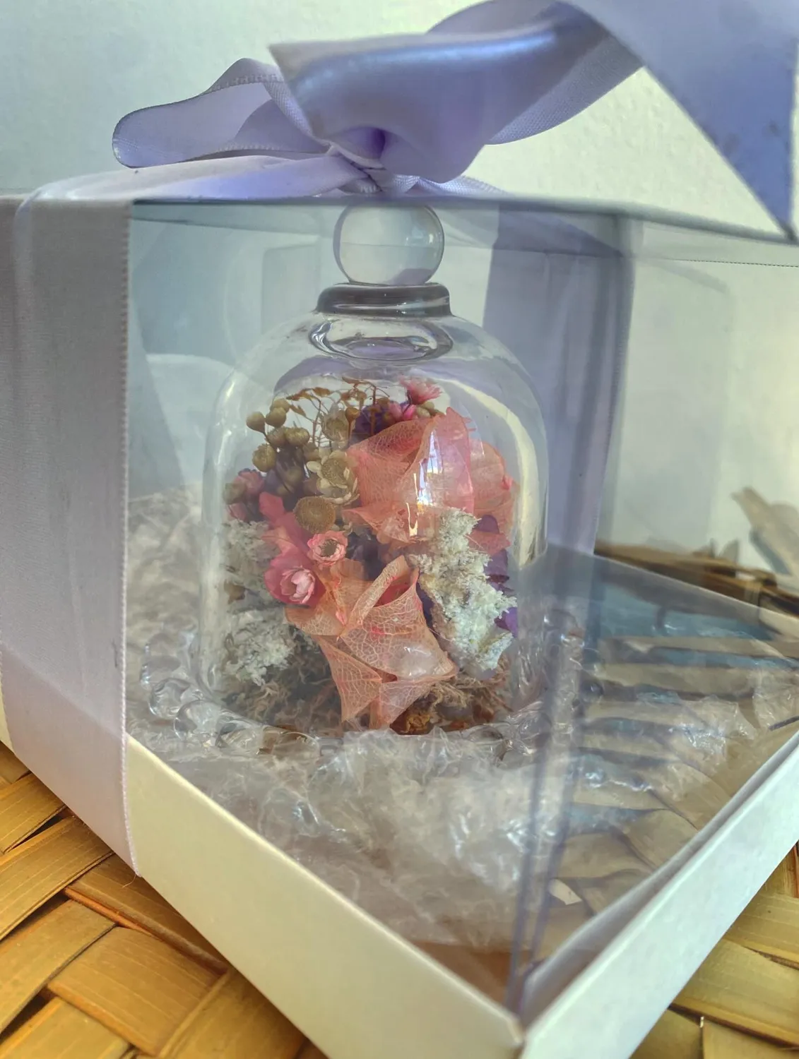 Delicadeza que dura para sempre A nossa mini redoma eternizada é mais do que um presente……