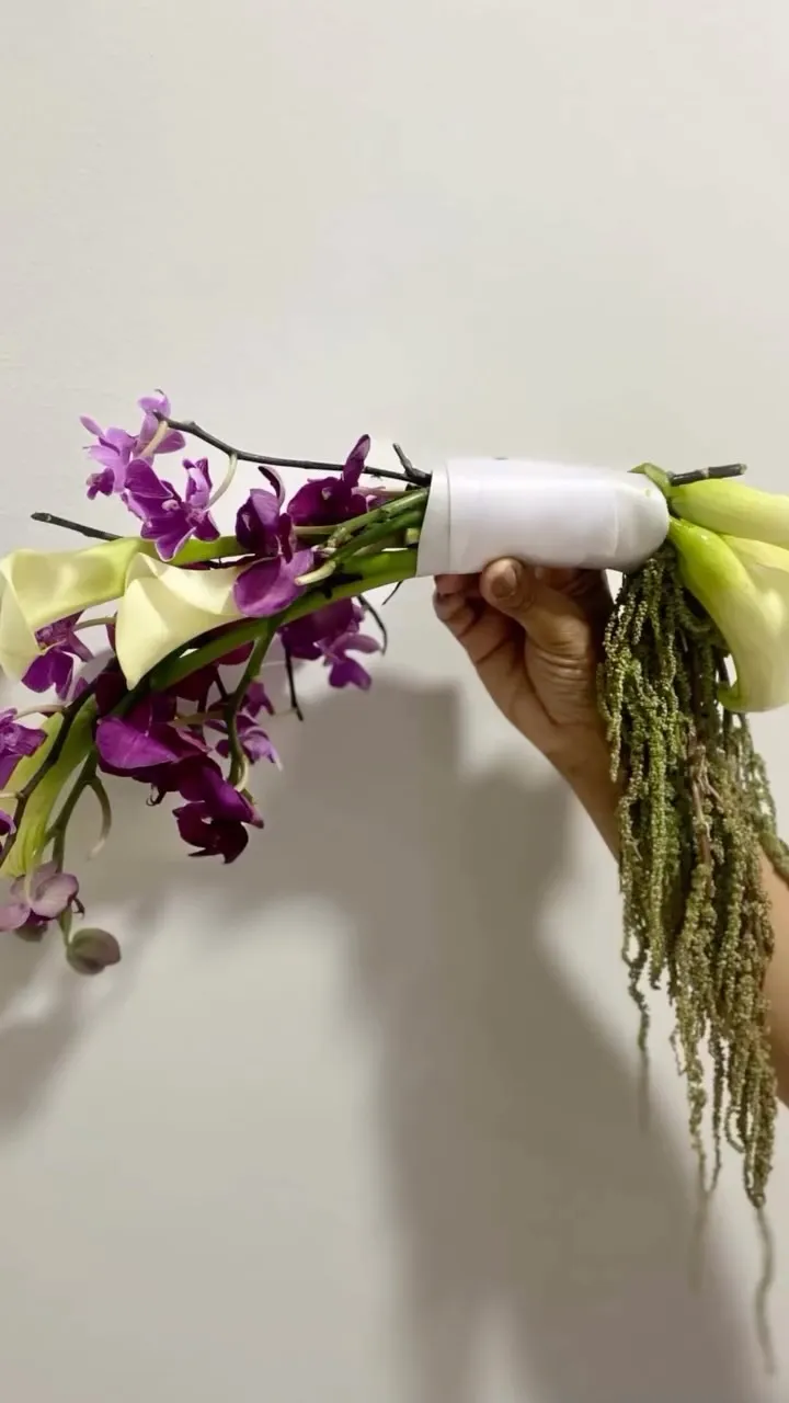 “O buquê da Camila não termina no altar… 🤍💜 Cada flor é cuidadosamente preparada para…
